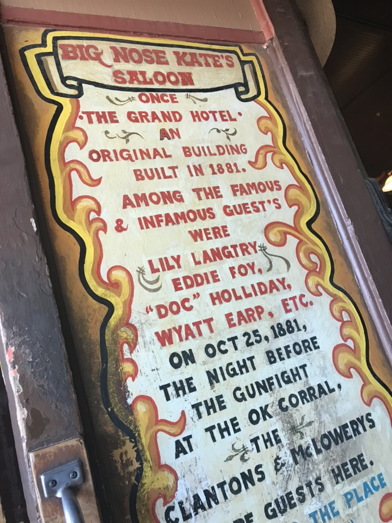 Big Nose Kate’s Saloon, Tombstone: früher das Grand Hotel von 1881. Hier übernachteten die Clantons und McLaurys in der Nacht vor der Schießerei am O.K. Corral. Unbedingt einplanen.