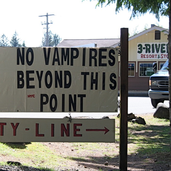 Schild No Vampires Beyond This Point an der Treaty Line bei La Push