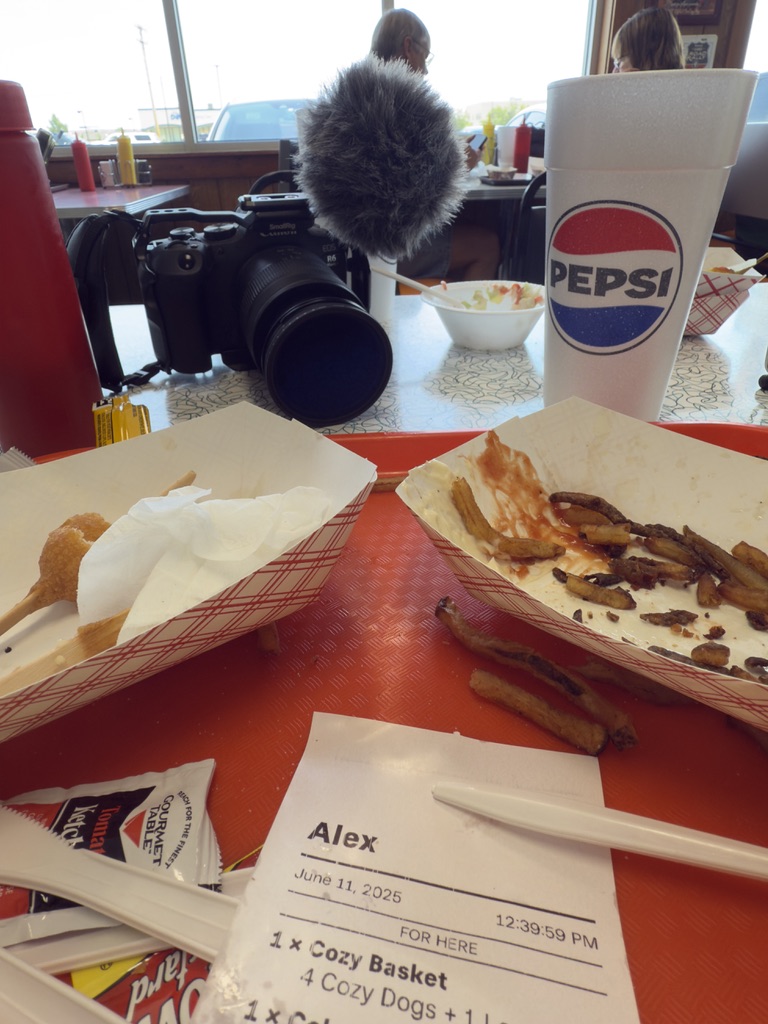 Leere Körbchen und Kassenzettel im Cozy Dog Drive In in Springfield, Illinois
