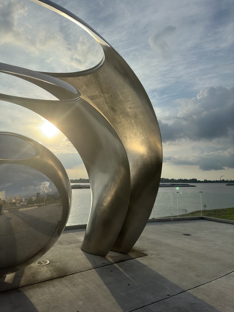 Spiegelung des Mississippi in der Skulptur