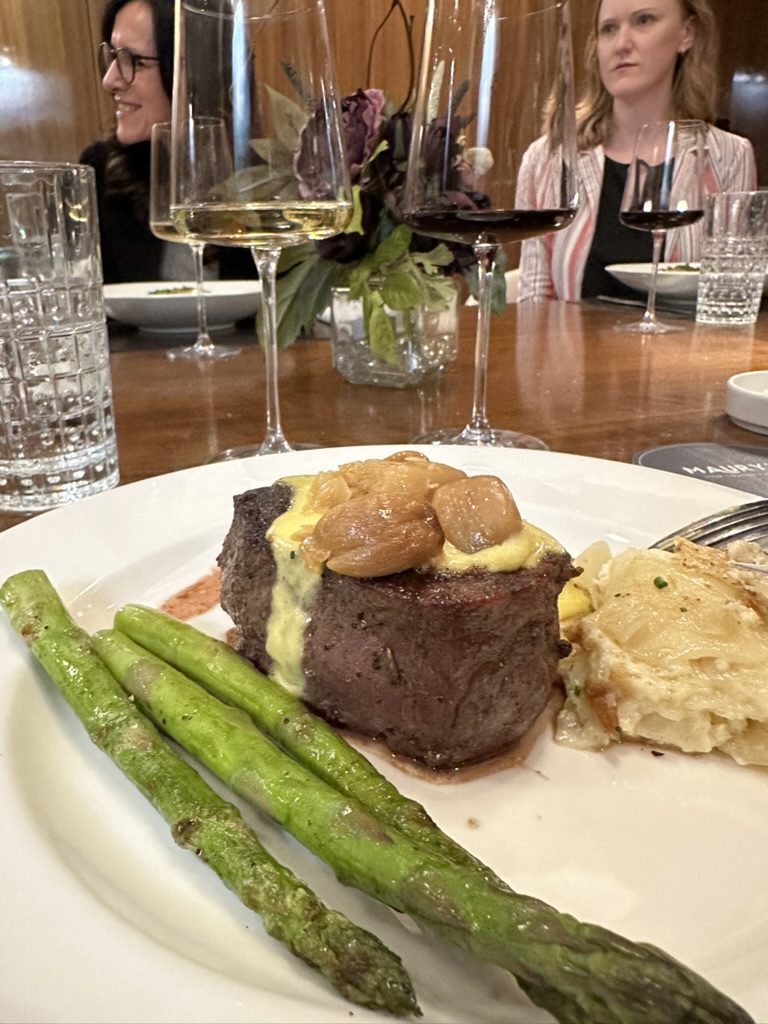 Steak mit Spargel und Beilage