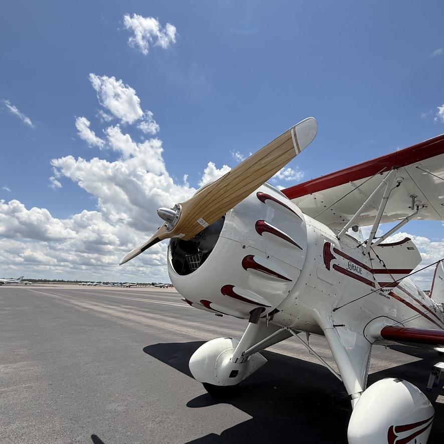 Historischer Doppeldecker Gracie auf dem Flugfeld