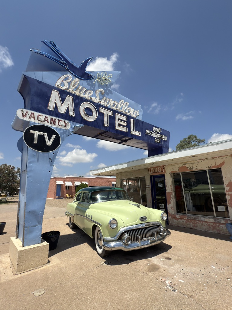 Neonschild und Oldtimer vor dem Blue Swallow Motel in Tucumcari
