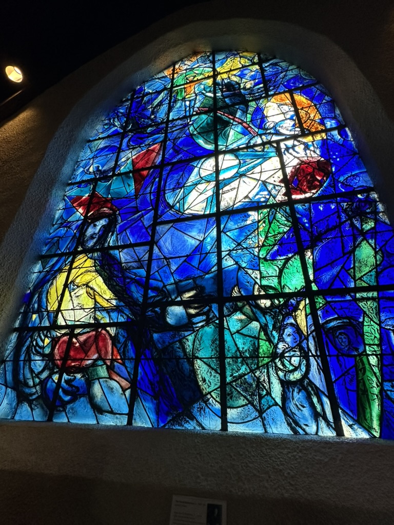 Farbiges Glasfenster von Marc Chagall
