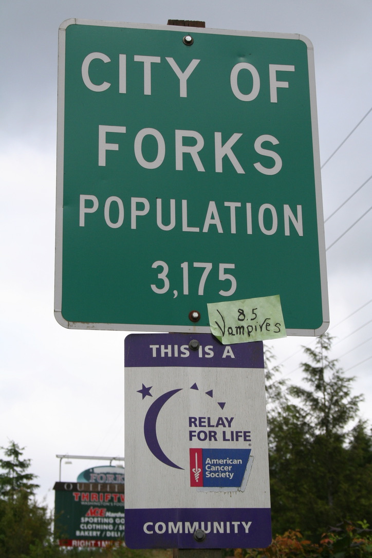 Forks – Ortsschild mit „8.5 Vampires“