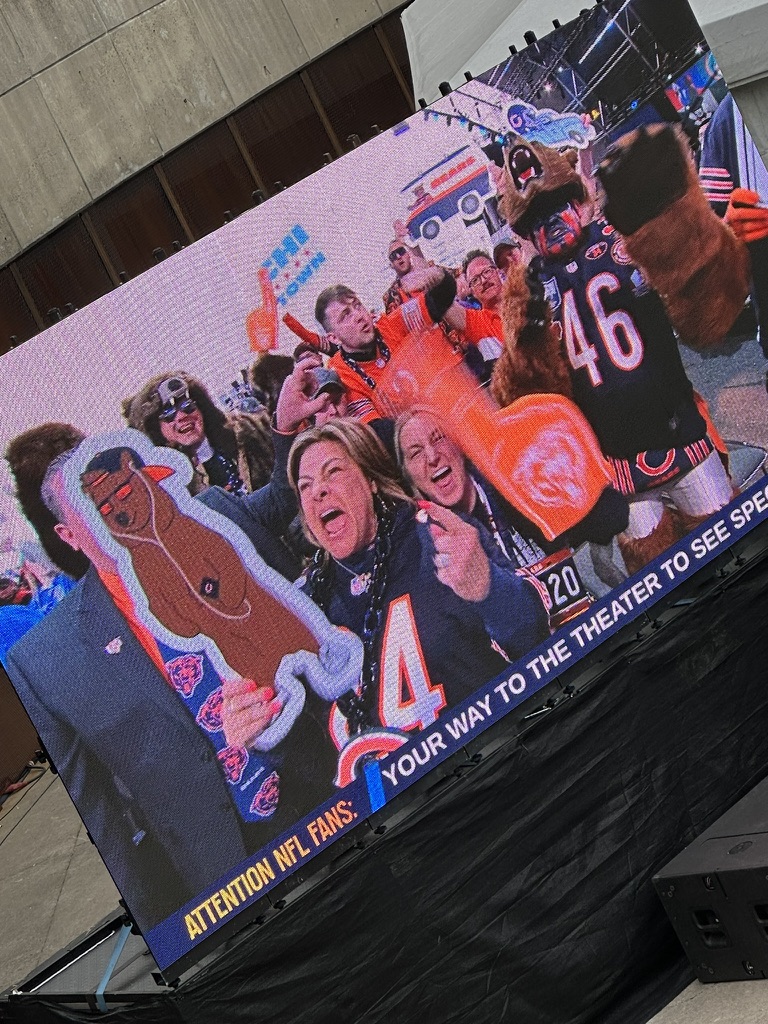 Footballfans auf einer LED-Wand beim NFL Draft