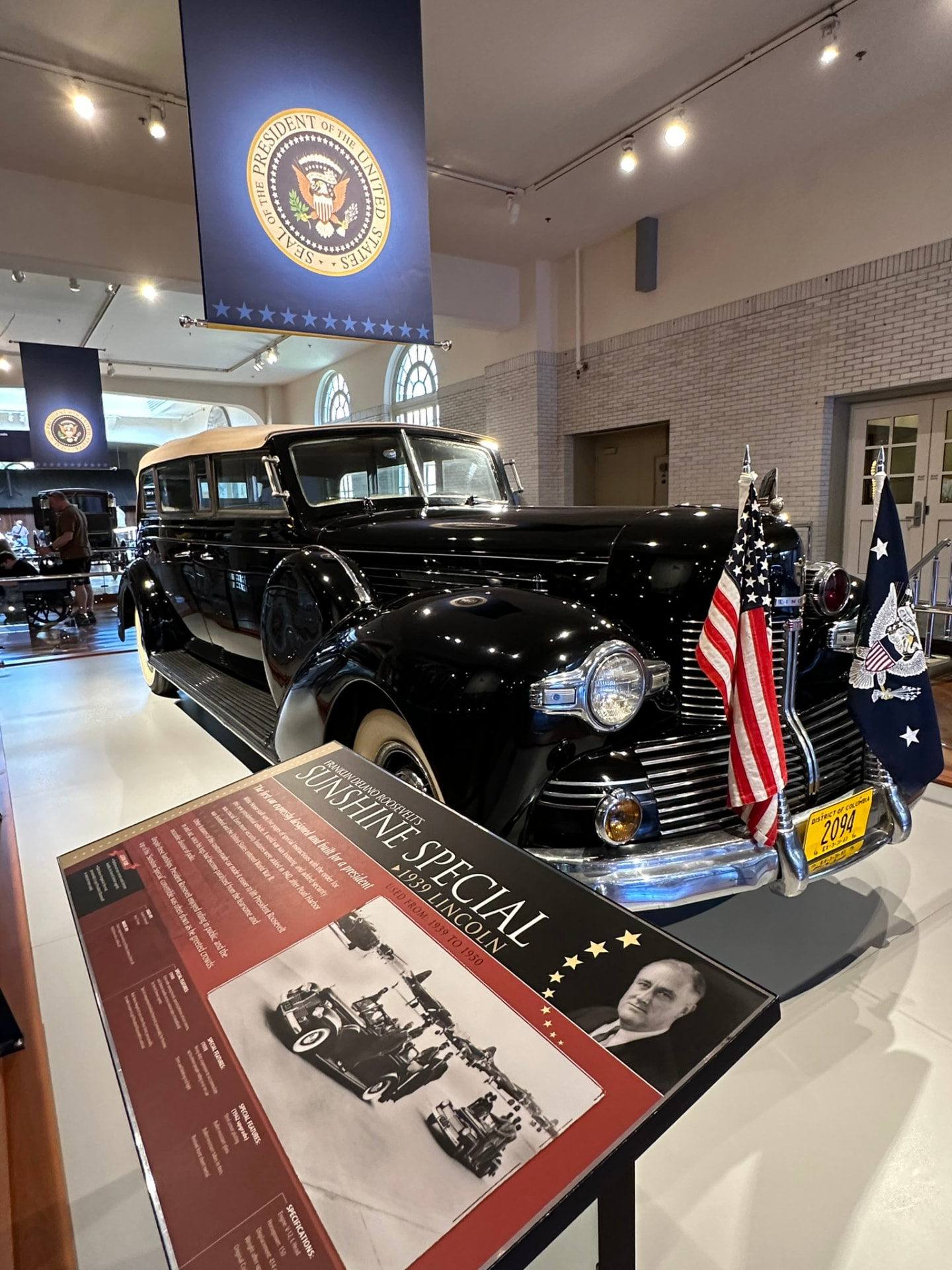 Lincoln „Sunshine Special“ von Franklin D. Roosevelt mit Präsidentenflaggen