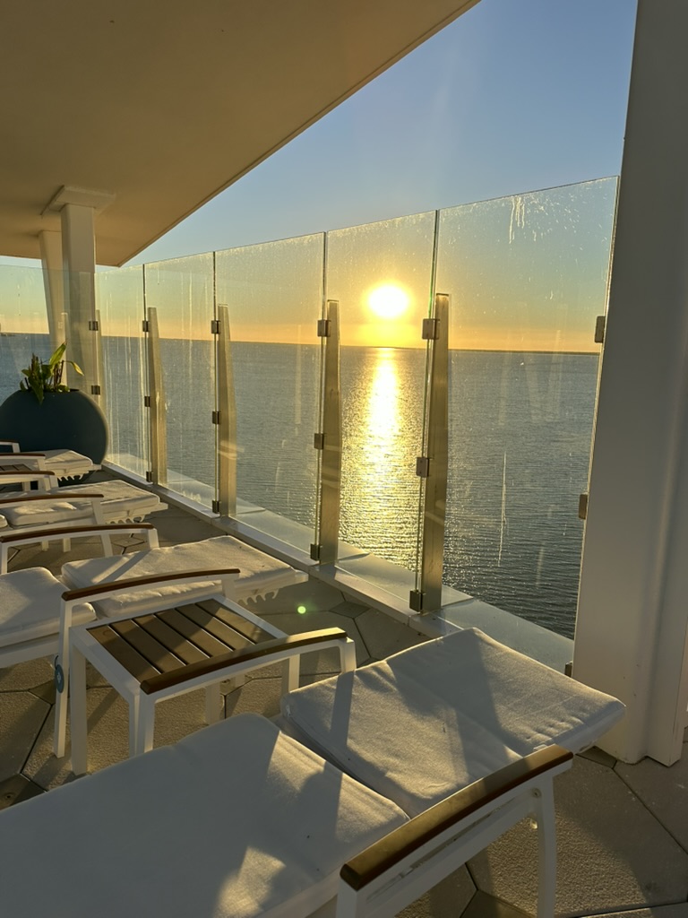 Sonnenuntergang von der Terrasse mit Liegen