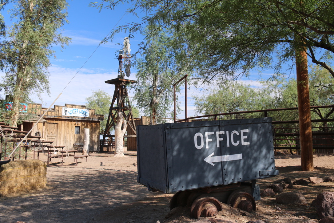 Office der White Stallion Ranch mit historischem Wagen