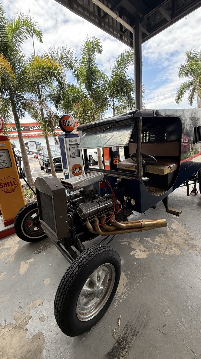 Hot Rod vor alten Zapfsäulen von Gulf und Shell
