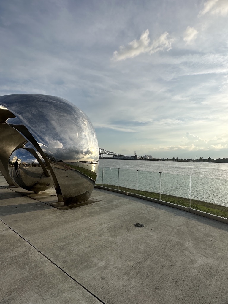 Spiegelnde Skulptur am Ufer des Mississippi