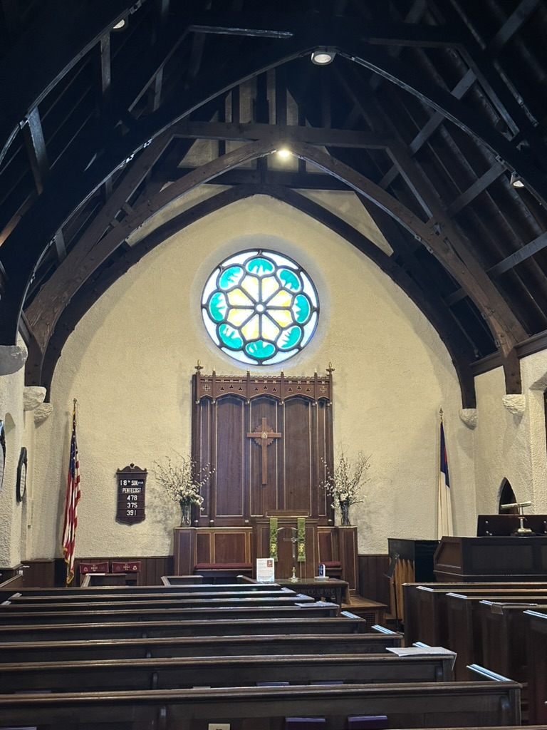 Innenraum der Kirche mit Rosettenfenster
