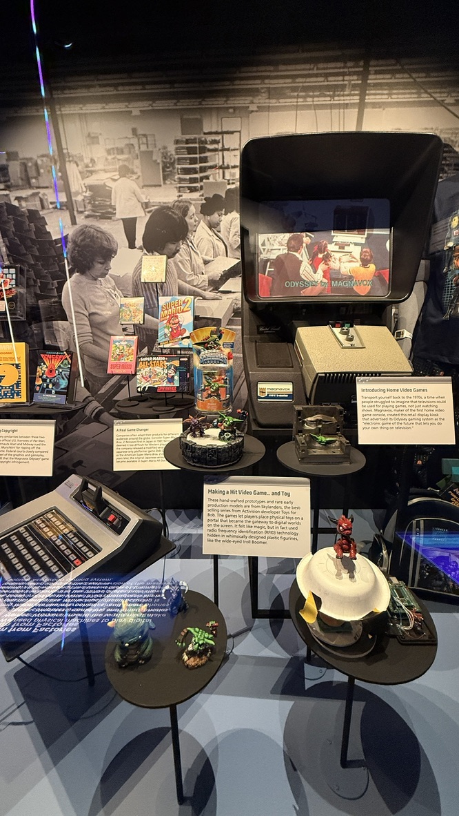 Vitrine mit Magnavox Odyssey und frühen Videospielen