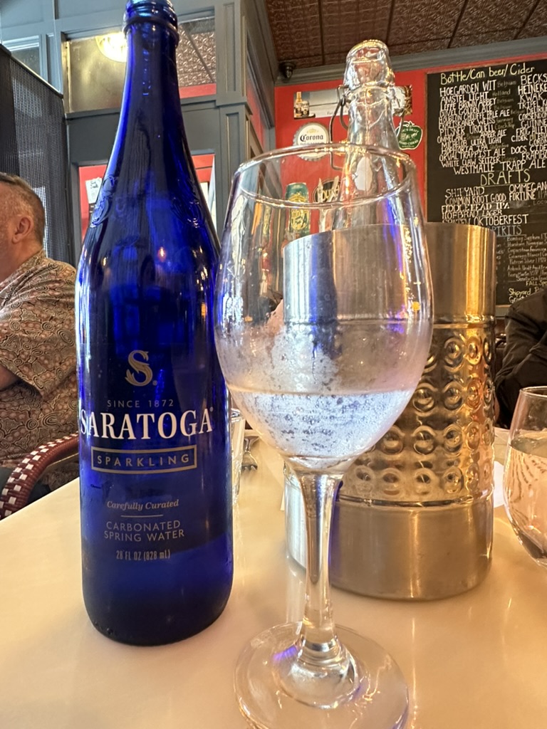 Flasche Saratoga Sparkling Water mit Glas