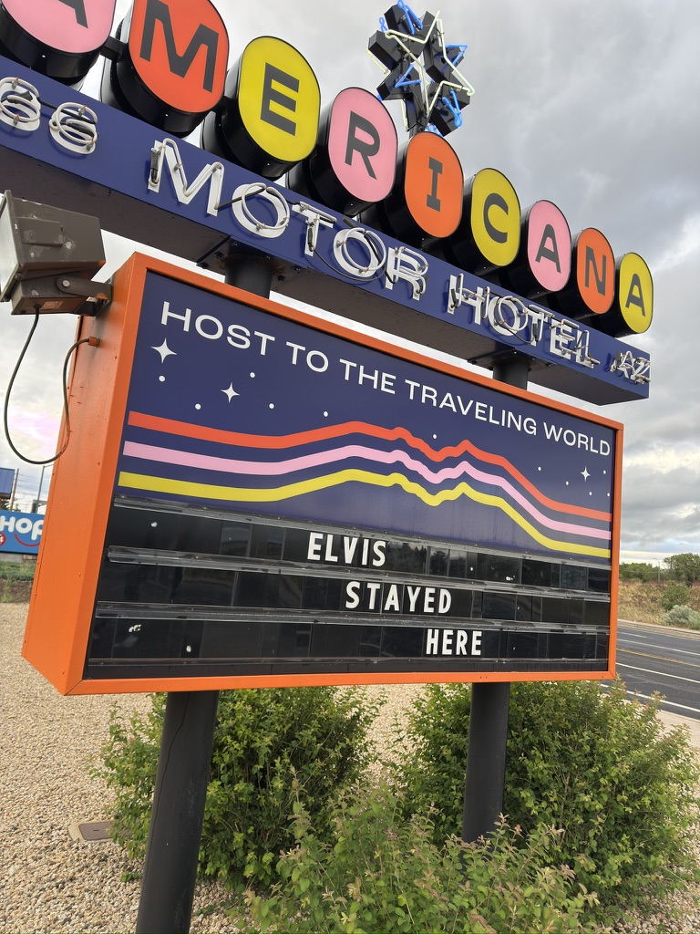 Hotelschild des Americana Motor Hotel in Flagstaff