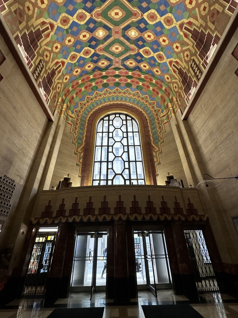 Farbiges Art-déco-Gewölbe über dem Eingang des Guardian Building