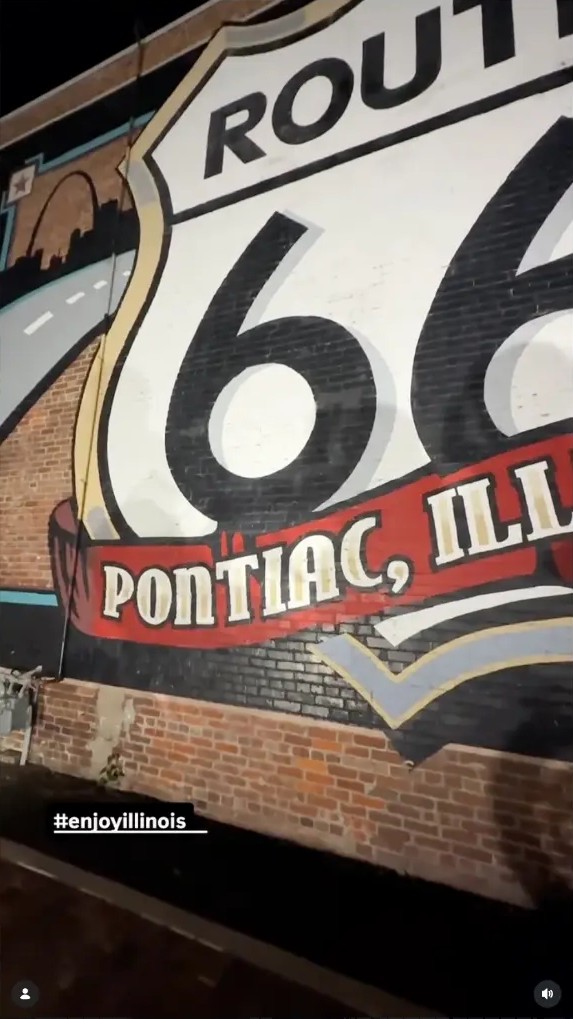 Vor dem Pontiac Mural an der Route 66