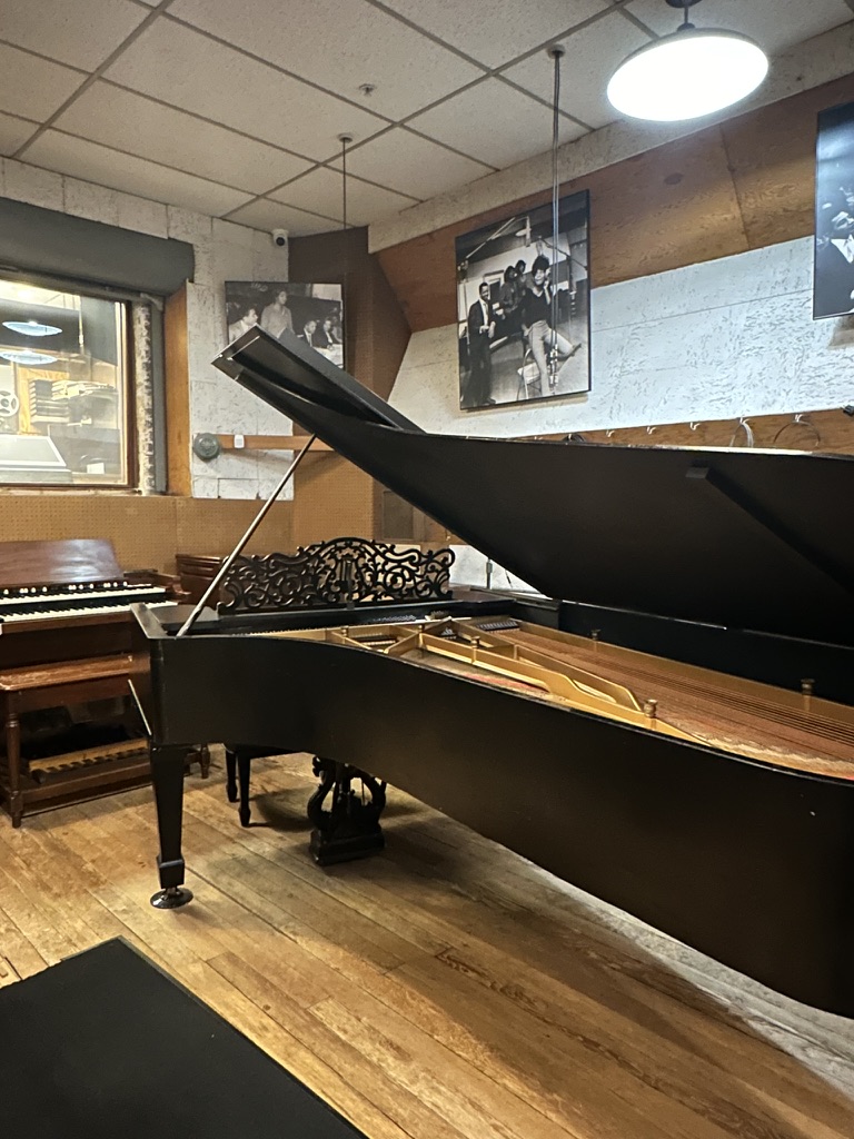 Schwarzer Flügel in Motown Studio A