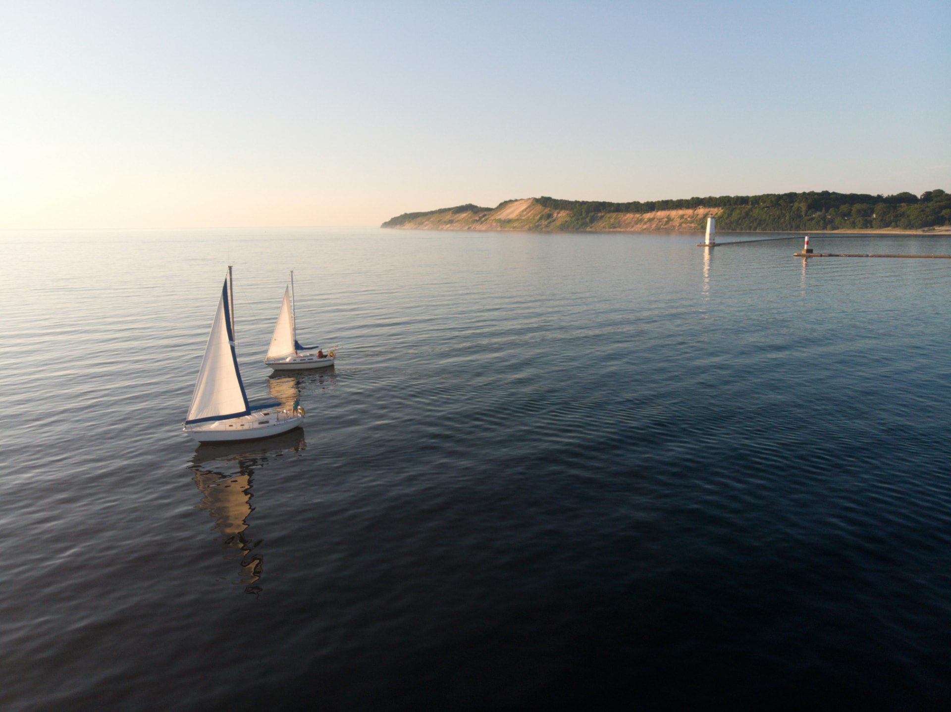 Zwei Segelboote auf dem Lake Michigan vor der Küste bei Frankfort, Michigan im Abendlicht