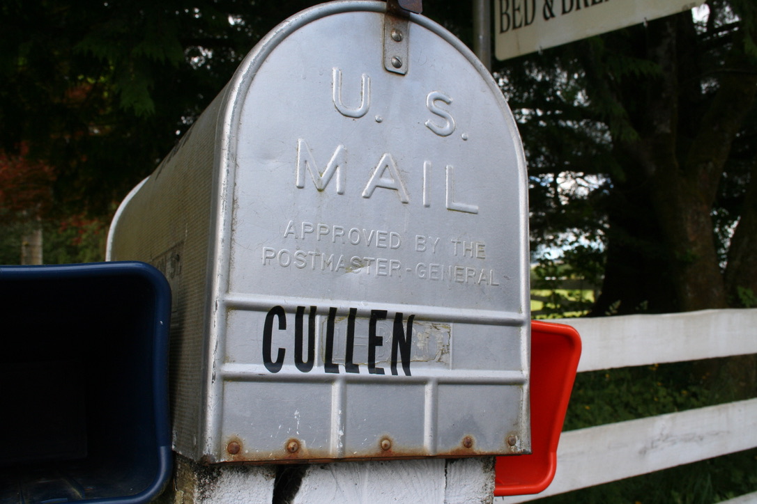 US-Briefkasten mit der Aufschrift Cullen vor einem weißen Zaun