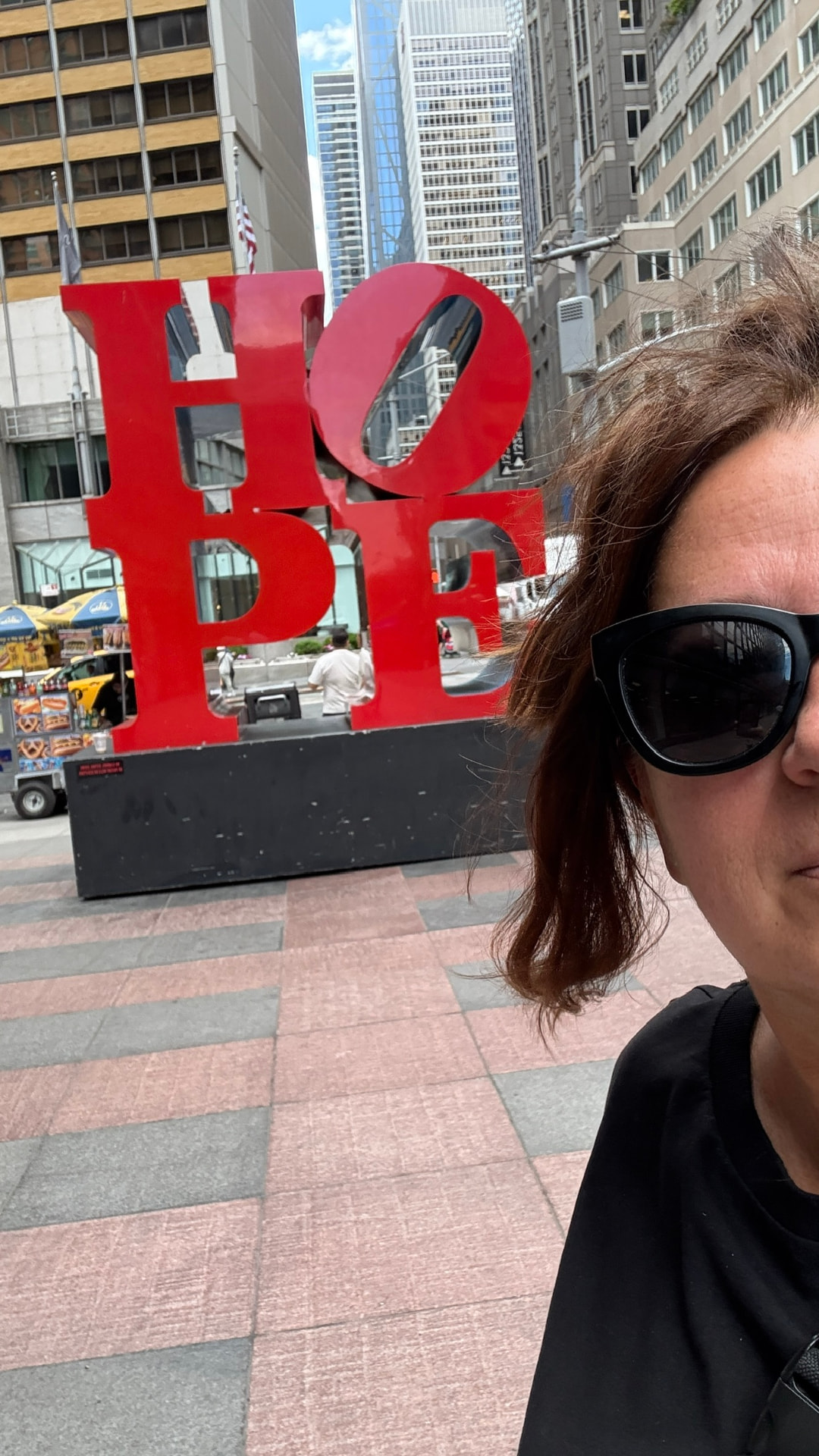 New York City, New York – Die HOPE-Skulptur von Robert Indiana an der 6th Avenue