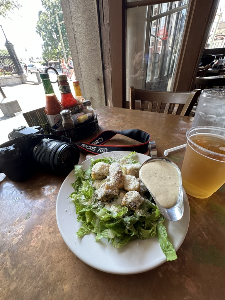 Caesar Salad an einem Fensterplatz
