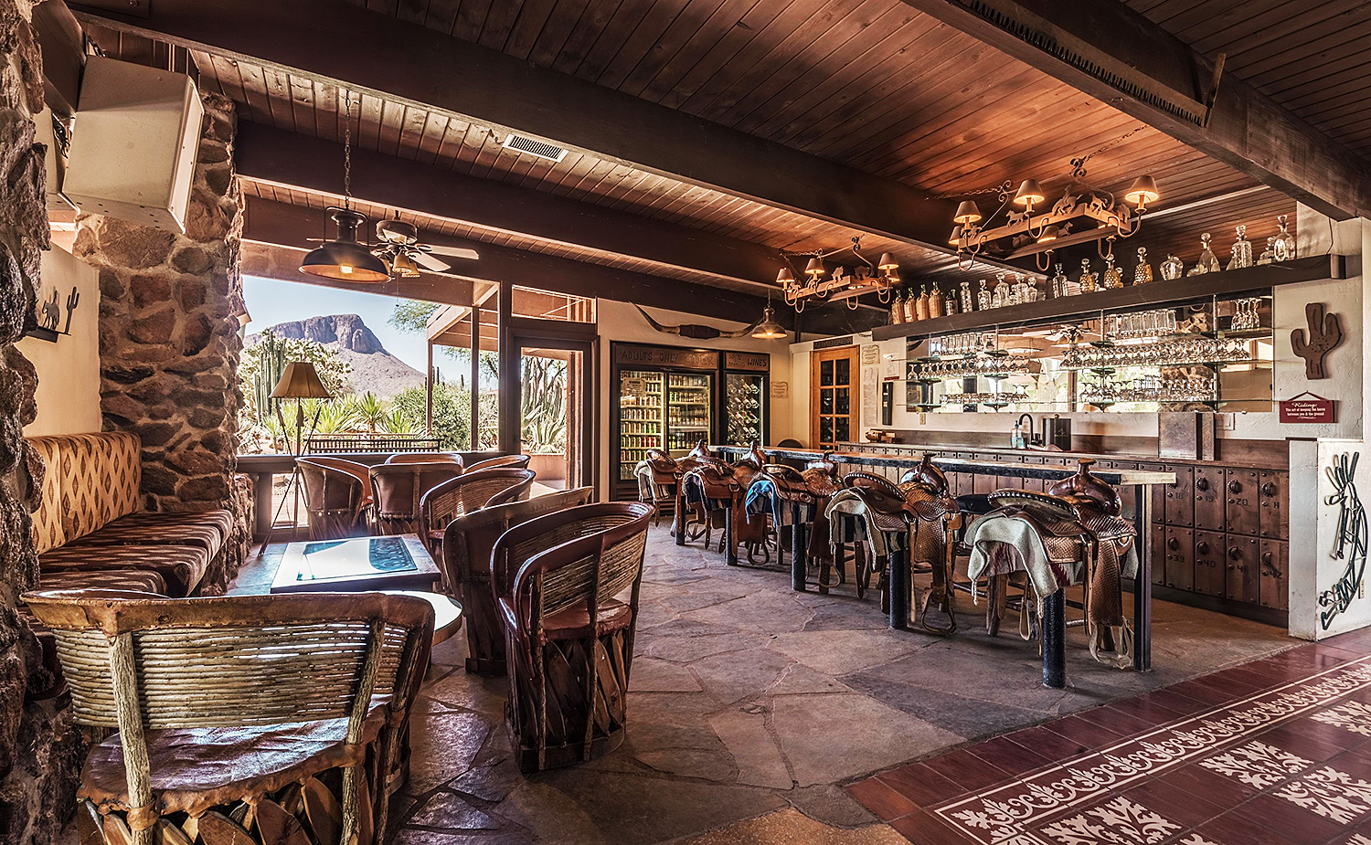 Saloon-Bar der Ranch mit Sattel-Barhockern