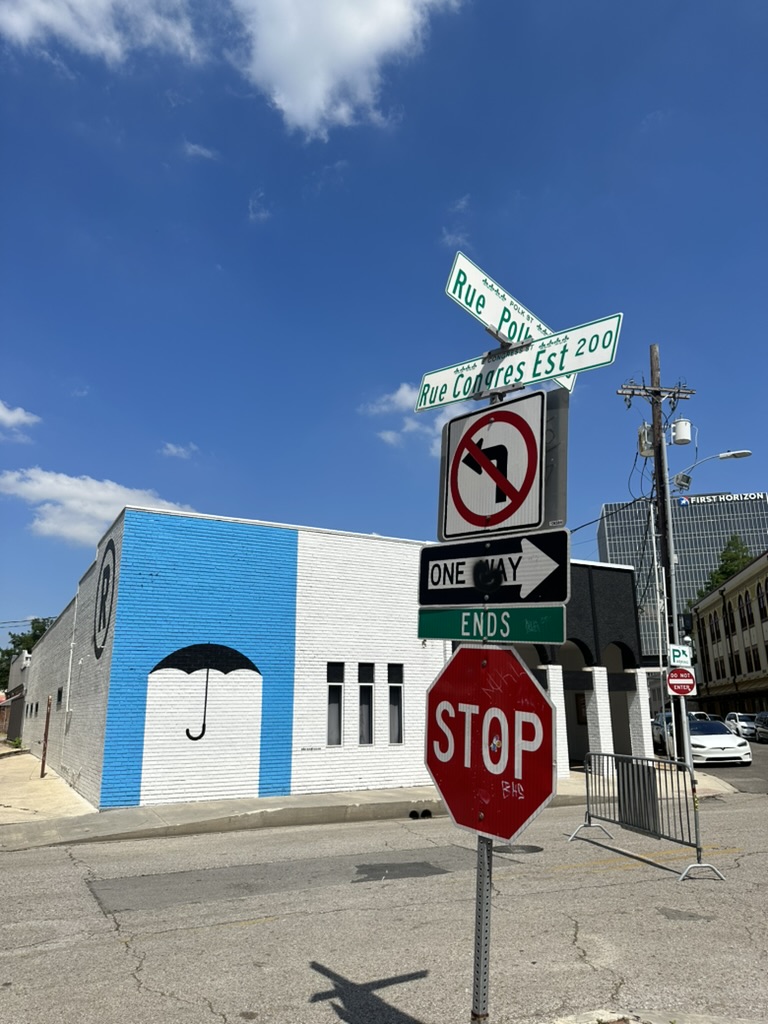 Zweisprachige Straßenschilder in Downtown Lafayette
