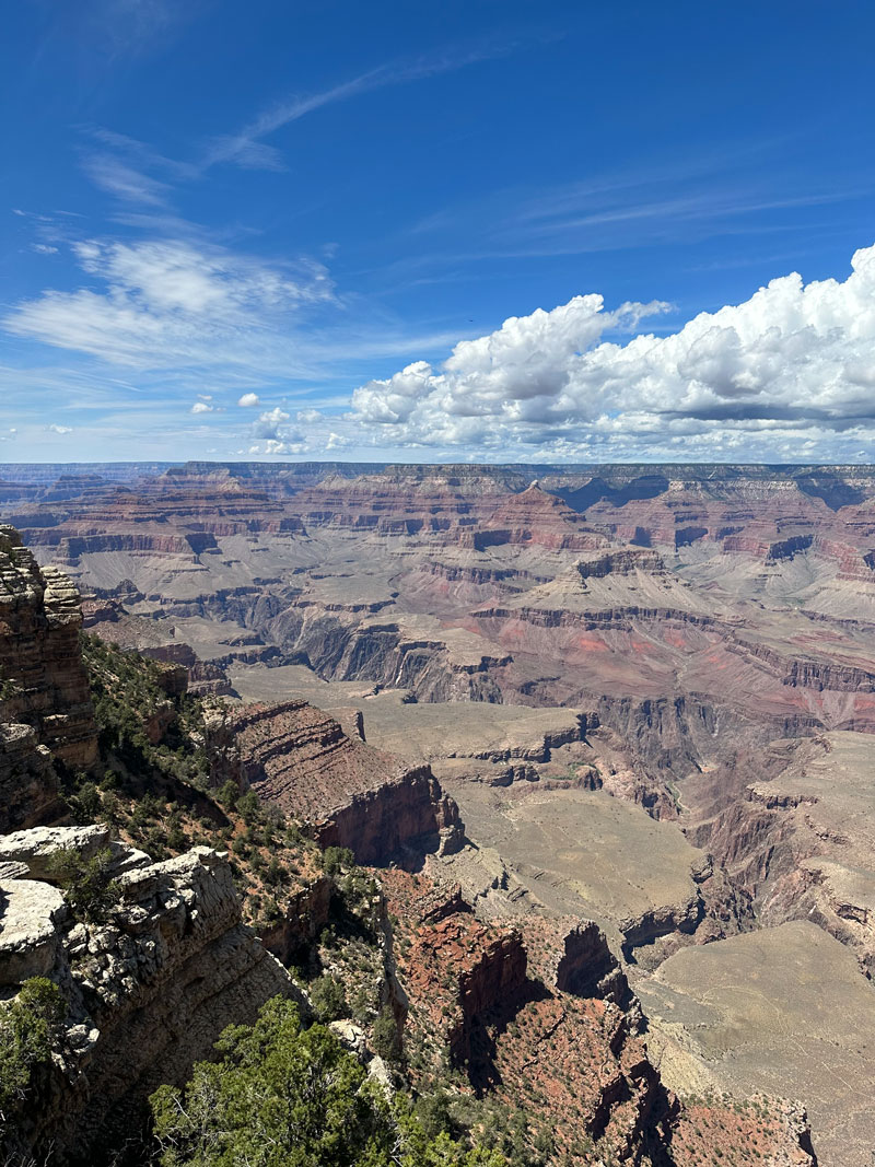 Blick in den Grand Canyon mit Wolken über der Schlucht