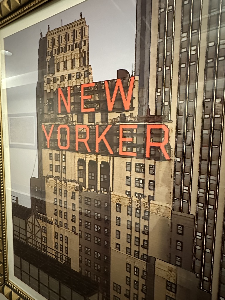 Roter Schriftzug NEW YORKER auf dem Hotel, als gerahmtes Bild