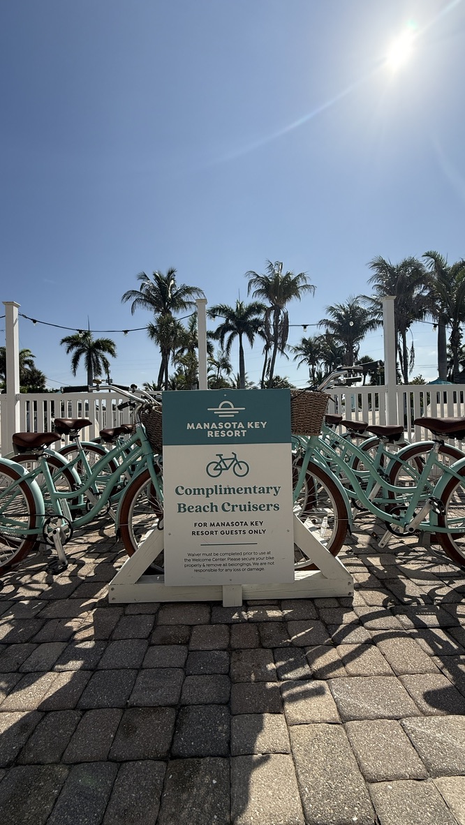 Türkise Beach Cruiser mit Schild Complimentary Beach Cruisers
