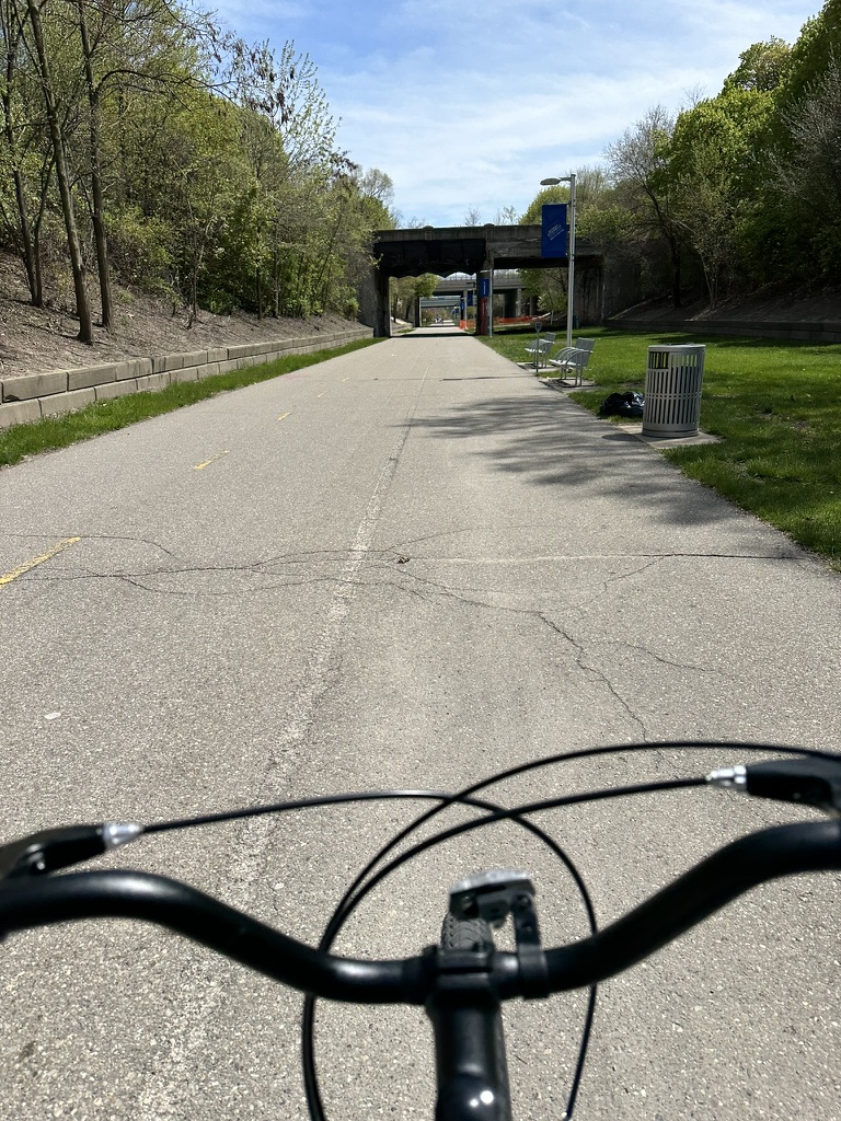 Blick über den Fahrradlenker auf einen Weg