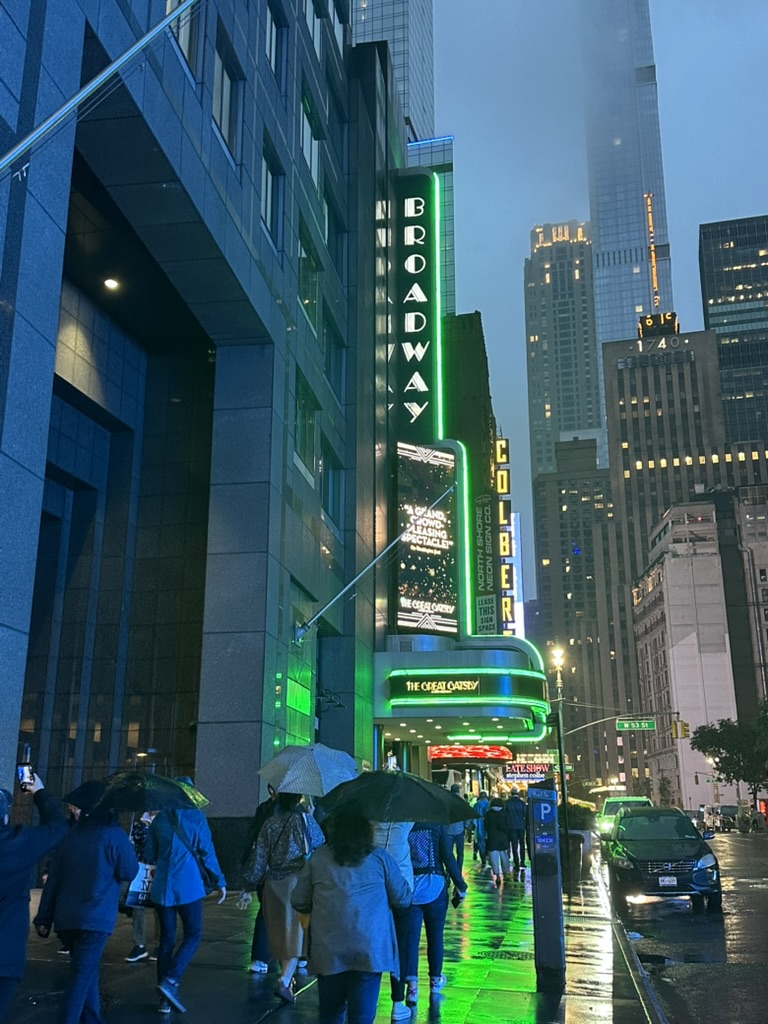 Broadway-Theater mit The Great Gatsby im Regen