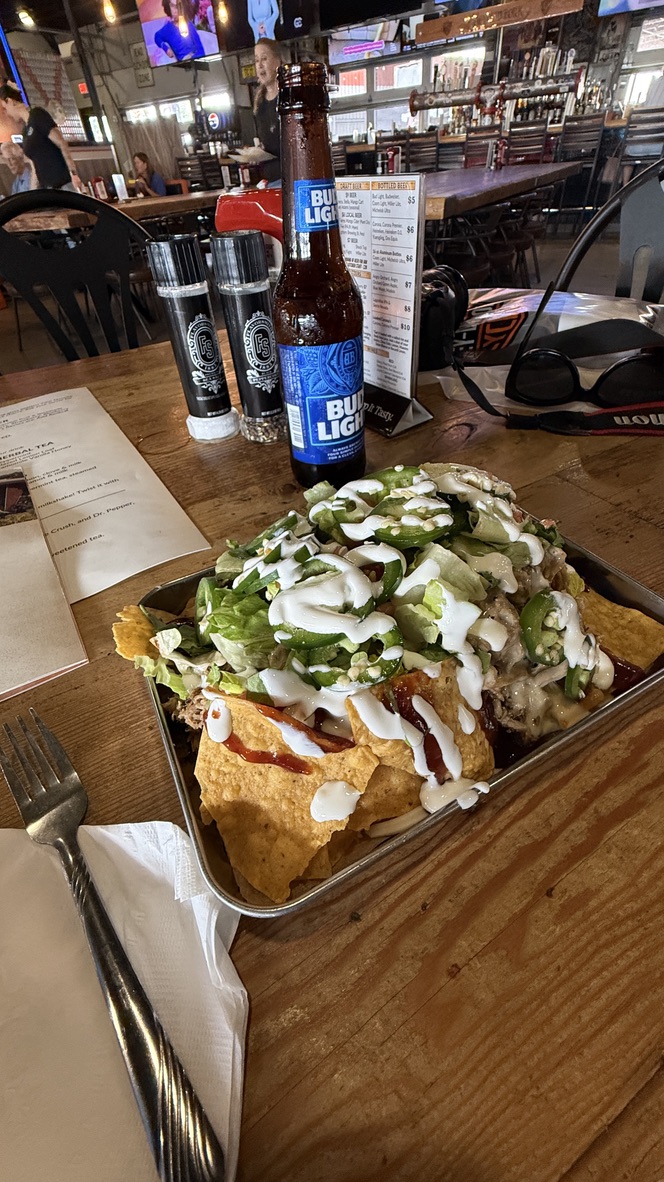 Nachos mit Jalapeños und eine Flasche Bier