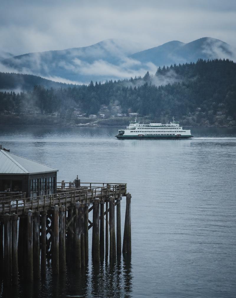 Fähre auf dem Puget Sound vor den bewaldeten Bergen bei Seattle